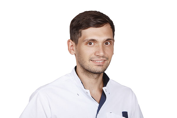 Iulian Malai, dentist specialized in tooth and gum treatment, endodontics, tooth whitening, and oral hygiene.